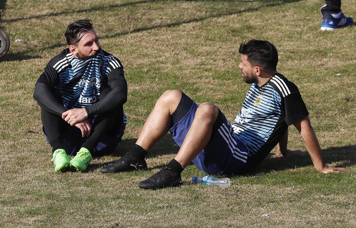 Los jugadores de la selección Argentina, Lionel Messi (d) y Sergio Agüero conversan luego de concluir el entrenamiento. (Foto Prensa Libre: EFE)