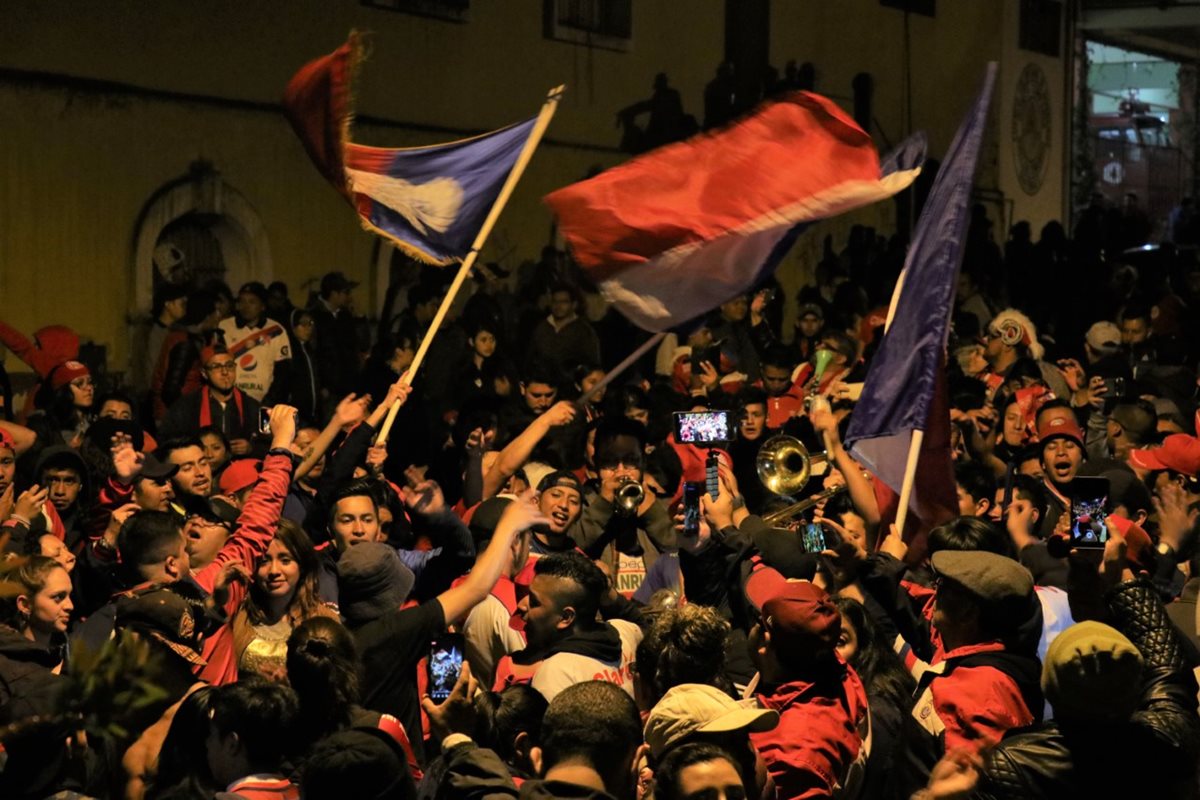 La fiesta se prolongó hasta pasada la medianoche en Quetzaltenango. (Foto Prensa Libre: Raúl Juárez)
