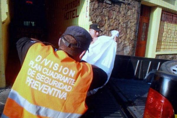 La víctima no fue identificada. (Foto Prensa Libre: Estuardo Paredes)