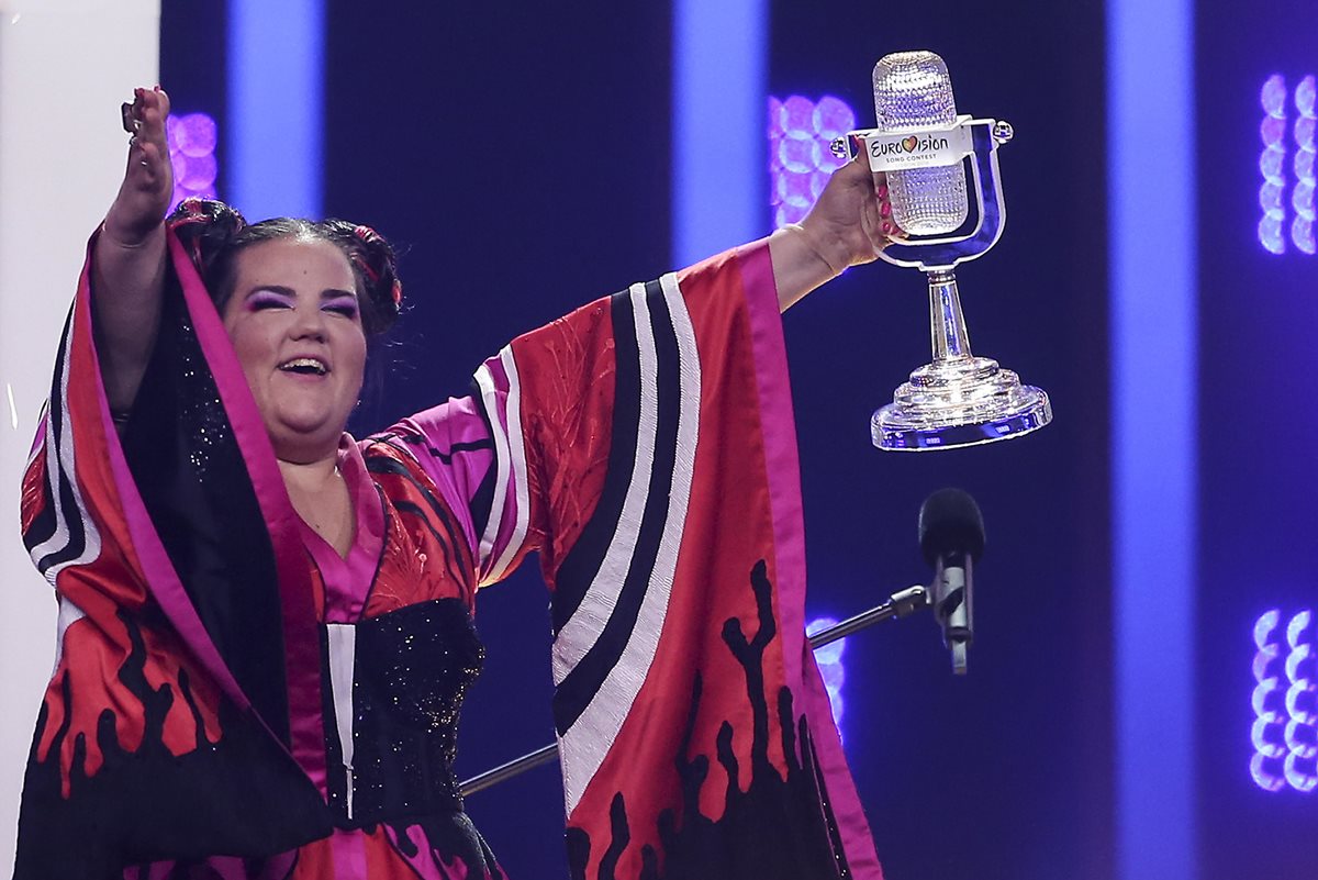 La cantante israelí Netta Barzilai celebra haber recibid el trofeo luego de haber sido declarada ganadora del certamen Eurovisión 2018. (Foto Prensa Libre: EFE)