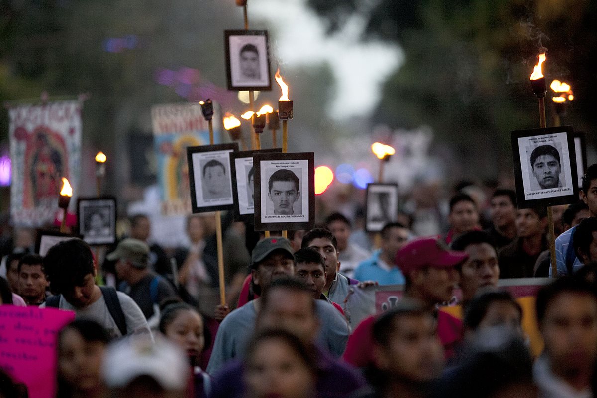 Desde la desaparición de los estudiantes, los padres de familia emprendieron una lucha por aclarar lo ocurrido con sus hijos. (Foto Prensa Libre: AP).