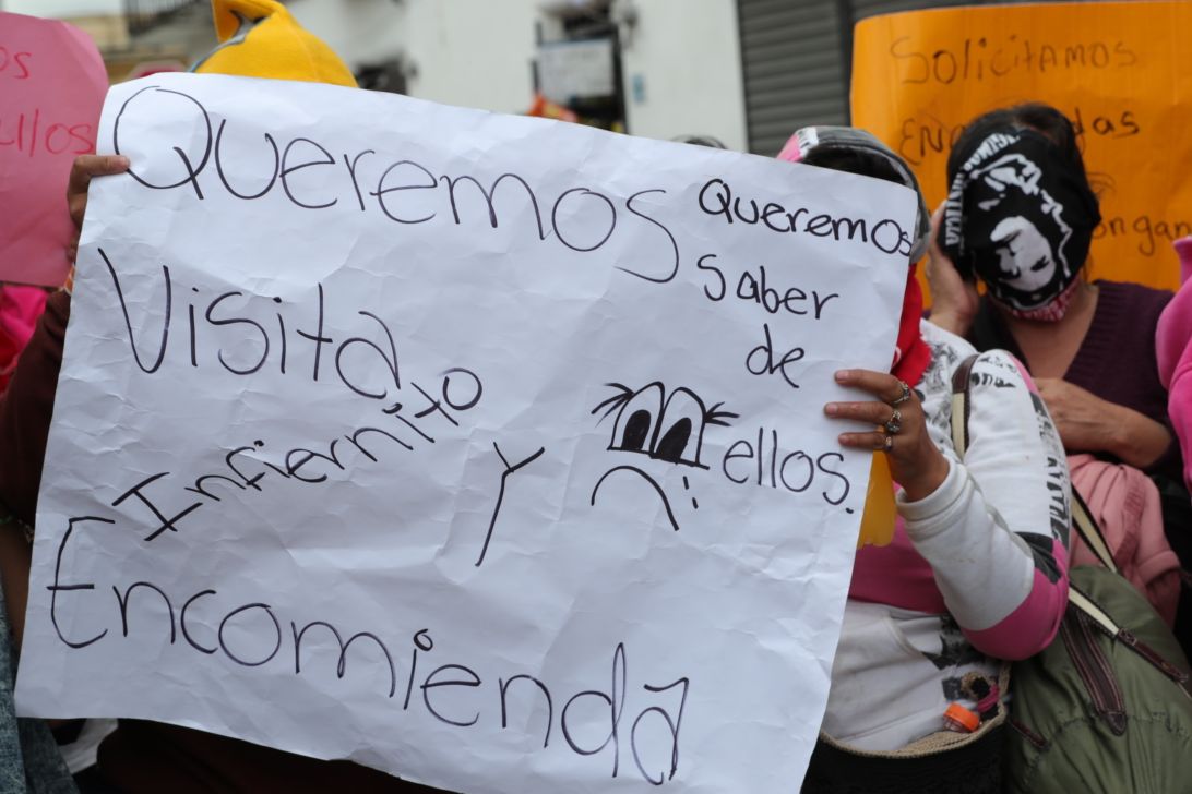 Cartel que portaba una de las manifestantes en las afueras de la Dirección del Sistema Penitenciario. (Foto Prensa Libre: Estuardo Paredes).