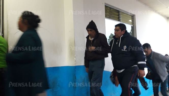 Los heridos en el accidente de bus en la ruta Interamericana son ingresados al Hospital Nacional de Chimaltenango. (Foto Prensa Libre: Víctor Chamalé).