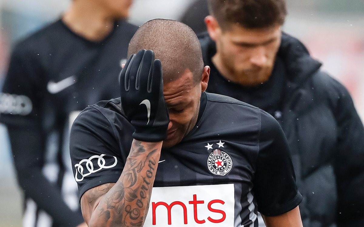 Everton Luiz no pudo contener las lágrimas por los insultos racistas en su contra. (Foto Prensa Libre: AFP)