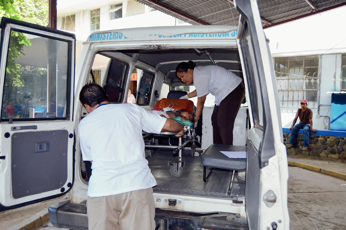 Socorristas trasladan a uno de los menores heridos al Hospital Regional de Zacapa. (Foto Prensa Libre: Víctor Gómez)