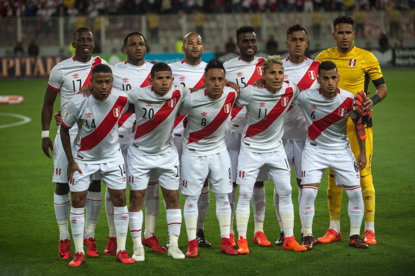 Perú ya había sido golpeada con la suspensión de su capitán, Paolo Guerrero, quien no pudo jugar el repechaje frente a Nueva Zelanda. (Foto Prensa Libre: AFP)