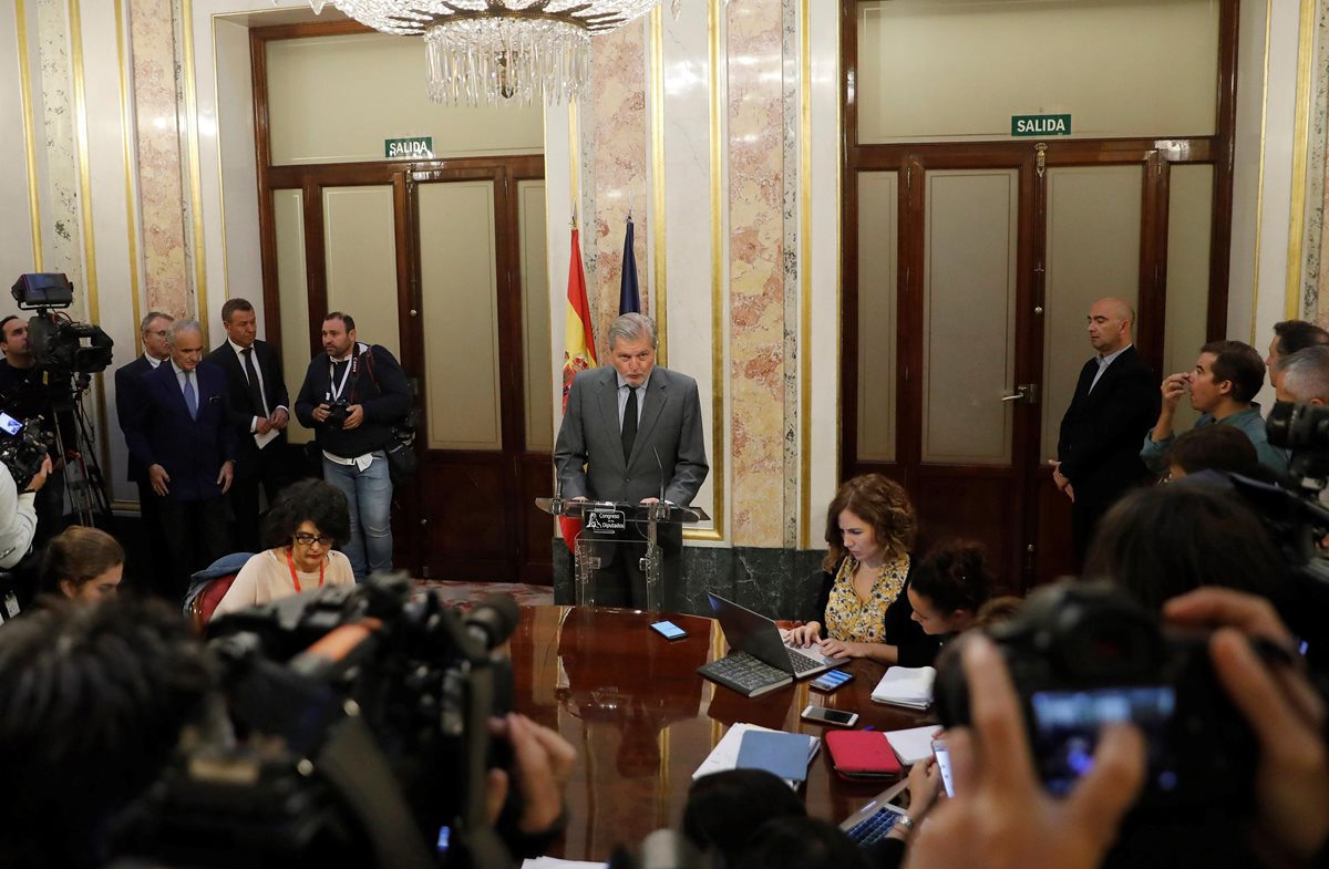 El ministro portavoz del Gobierno, Íñigo Méndez de Vigo, lee la declaración institucional en el Congreso de los Diputados sobre la aplicación del artículo 155. (Foto Prensa Libre: EFE)