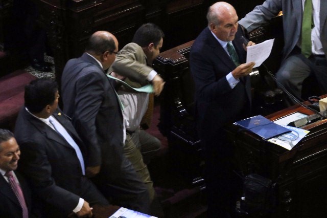 Incidente entre diputado Taracena y Lainfiesta quedó grabado en video. (Foto Prensa Libre: Cortesía José Castro)