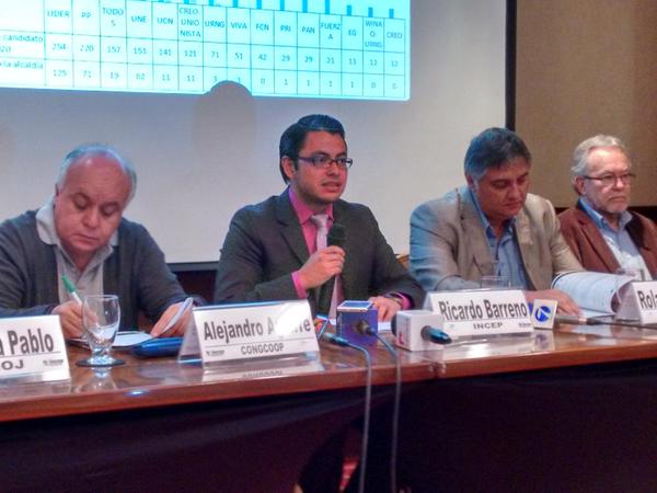 Integrantes de Mirador Electoral presentan sexto infomre sobre el proceso electoral del 6 de septiembre. (Foto Prensa Libre: Manuel Hernández)