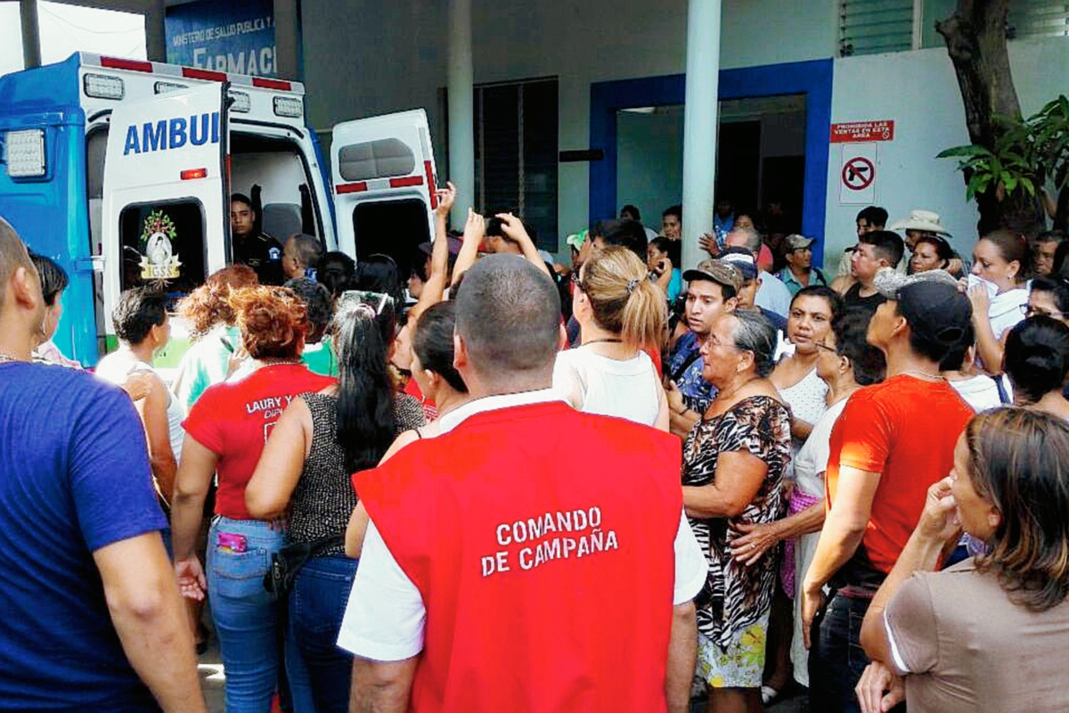 Candidato a  la alcaldía de la cabecera de Zacapa, Alberto Ramírez, es trasladado por socorristas. (Foto Prensa Libre: Cortesía de Antonio Godoy)