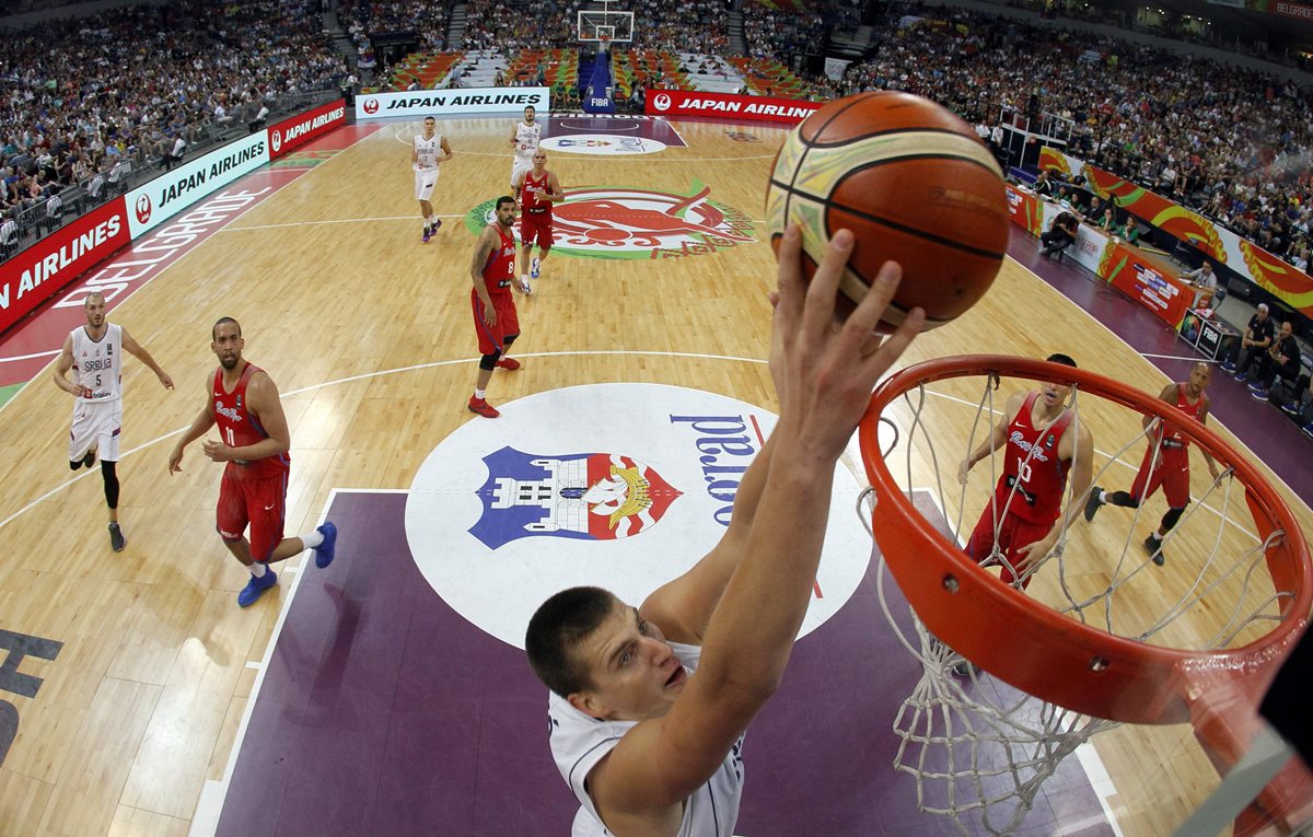 Nikola Jokic, de Serbia, anota durante el partido. (Foto Prensa Libre: AFP)
