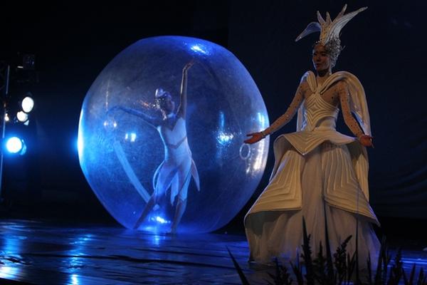 Música, canto  y danza moderna integró el espectáculo Celebraciones del océano, obra del grupo de teatro Danzas Diábolo, de Taiwán. (Foto Prensa Libre: Edwin Castro)