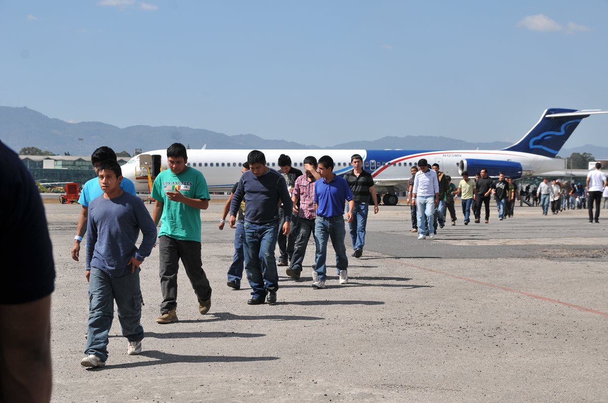 Un nuevo grupo de deportados llegó a Guatemala este viernes desde Estados Unidos. (Foto Prensa Libre: Hemeroteca PL)
