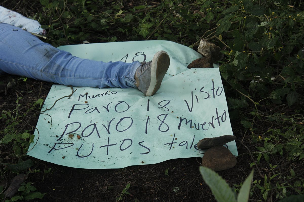 Cadáver degollado de mujer es hallado en sector de finca San Fernando, cabecera de Chimaltenango. (Foto Prensa Libre: Víctor Gómez)