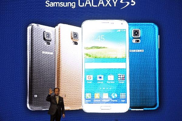 Samsung develó uno de los teléfonos inteligentes más esperados en el MWC; sin embargo, varios portales especializados afirman que sus características técnicas no sorprendieron, como se creía. El Galaxy S5 es resistente al agua. (Foto Prensa Libre: AP)