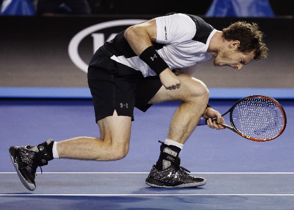 Andy Murray celebra su triunfo que le dio la clasificación a la final del Abierto de Australia. (Foto Prensa Libre: AP)