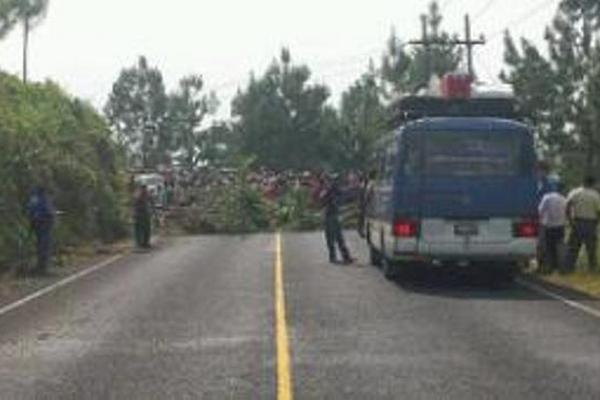 Vecinos molestos por cortes de energía bloquean la ruta entre San Pedro Carchá y Lanquín. (Foto Prensa Libre: Eduardo Sam)  <br _mce_bogus="1"/>