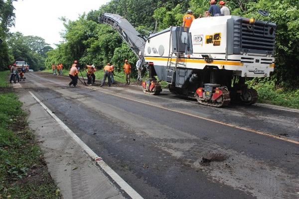 El ministerio de Comunicaciones repara el tramo carretero entre Mazatenango y San Francisco Zapotitlán, en Suchitepéquez. (Foto Prensa Libre: Danilo López)<br _mce_bogus="1"/>