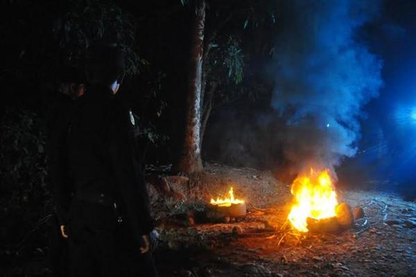 Presuntos pandilleros impidieron el paso de los agentes. (Foto Prensa Libre: Jorge Tizol)