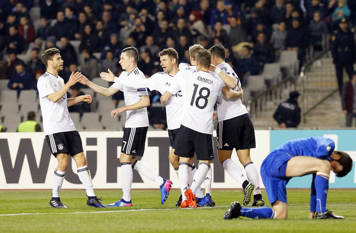 Müller celebra junto con sus compañeros luego de anotar frente a Arzebaiyán. (Foto Prensa Libre: EFE)
