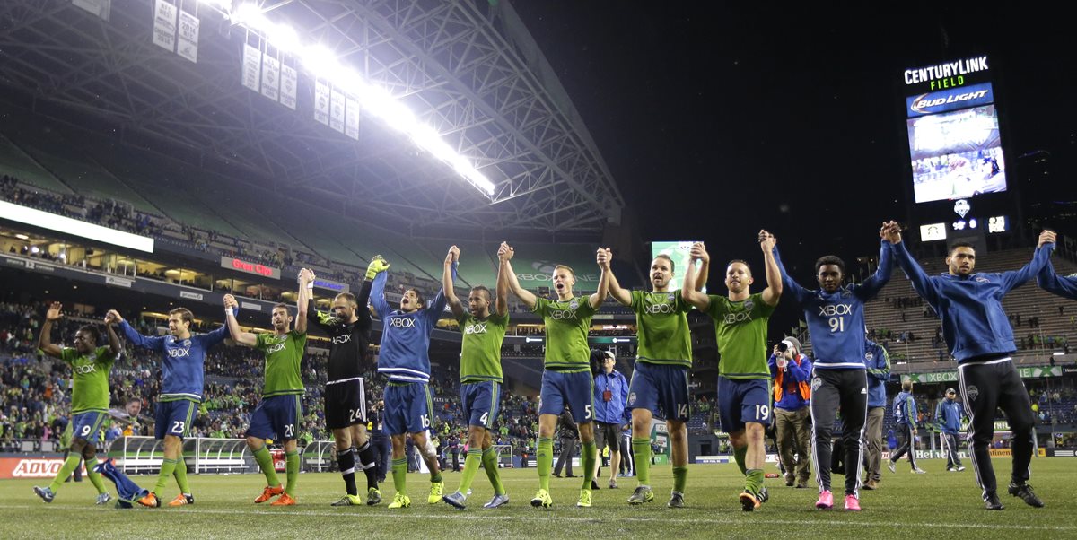 Los jugadores del Seattle festejaron el pase a las semifinales luego de un partido reñido frente al Galaxy. (Foto Prensa Libre: AP)