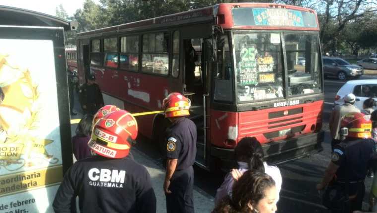 El pasajero de un bus urbano fue atacado a balazos por hombres que abordaron la unidad. (Foto Prensa Libre: Estuardo Paredes)