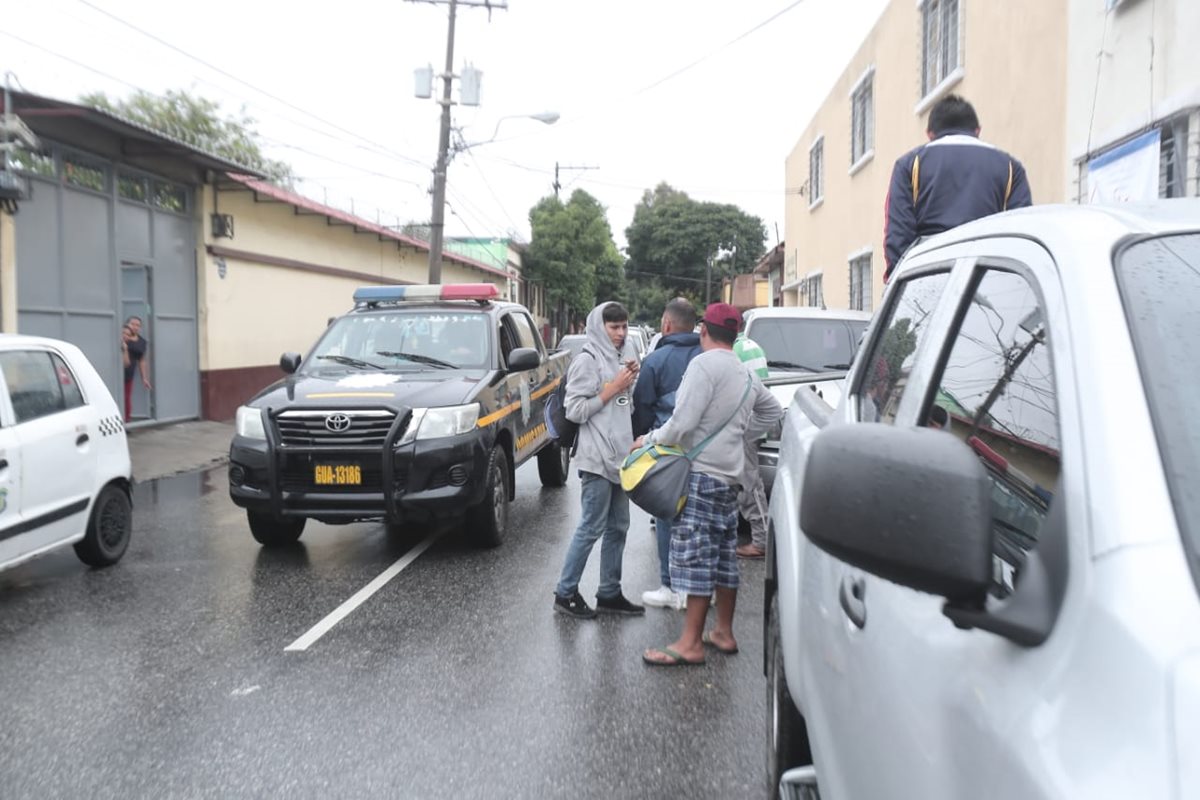 Hondureños ingresan a la Casa del Migrante en la capital. (Foto Prensa Libre: Juan Diego González)