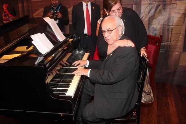 Sandoval interpetró el tema Luna de Xelajú con el piano del Teatro Municipal. Foto Prensa Libre: Carlos Ventura