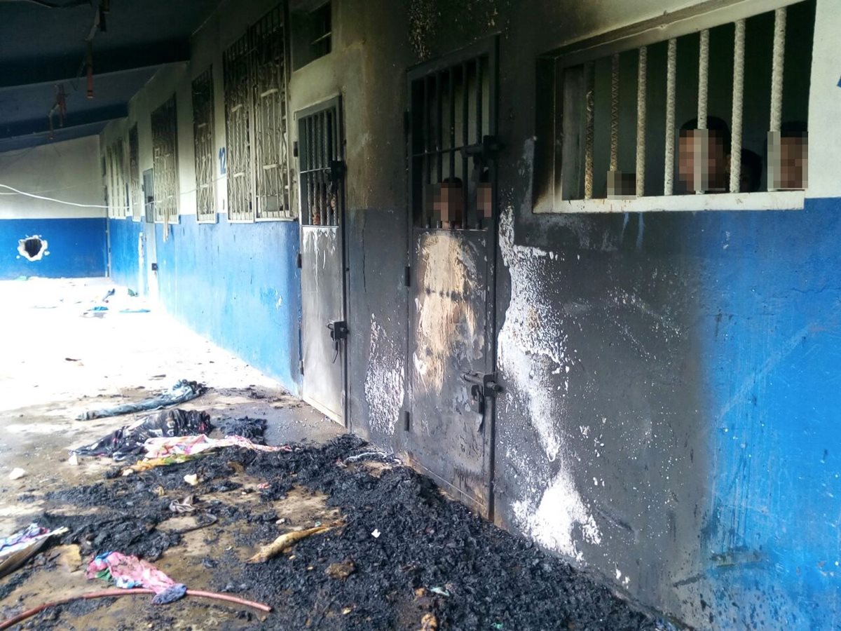Varias colchonetas fueron quemadas frente a los dormitorios de los internos que fueron trasladados el pasado domingo. (Foto Prensa Libre: Cortesía)