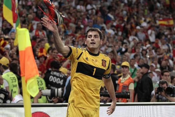 Iker Casillas es el capitán de los españoles. (Foto Prensa Libre: AP)