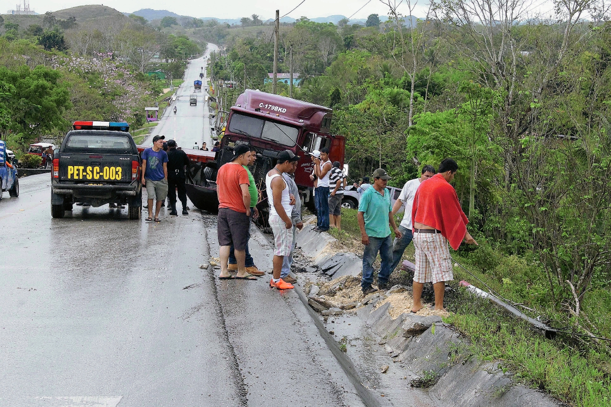 El  tráiler quedó en la orilla de la carretera en el km 429 de El Chal, Petén, luego de que chocara con otro vehículo. (Foto Prensa Libre: Walfredo Obando)