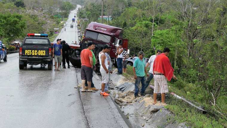 El  tráiler quedó en la orilla de la carretera en el km 429 de El Chal, Petén, luego de que chocara con otro vehículo. (Foto Prensa Libre: Walfredo Obando)