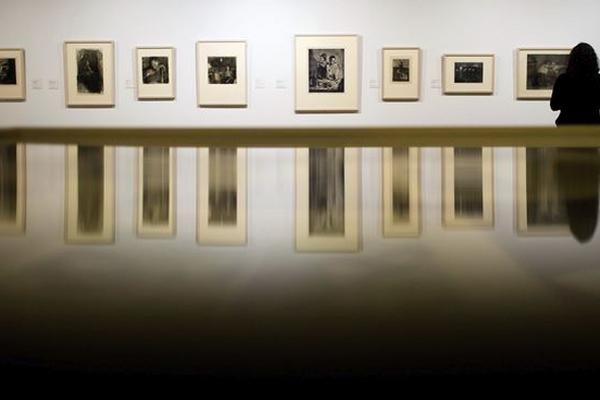Obras del pintor español Pablo Picasso y de la artista alemana Kaethe Kollwitz expuestas en la muestra Antes del Modernismo en Alemania. (Foto Prensa Libre: EFE)