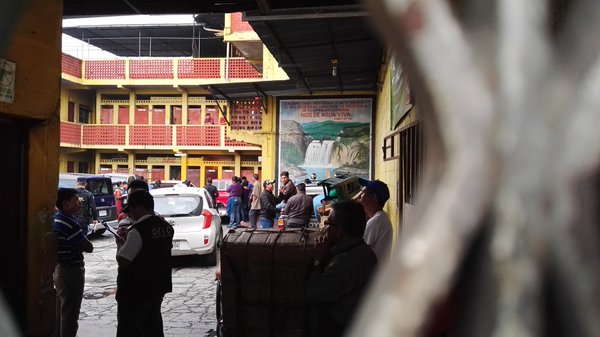 En el hotel Amanecer, por segunda ocasión en un año, se realiza un operativo para rescatar niños obligados a mendigar. (Foto Prensa Libre: Érick Ávila)