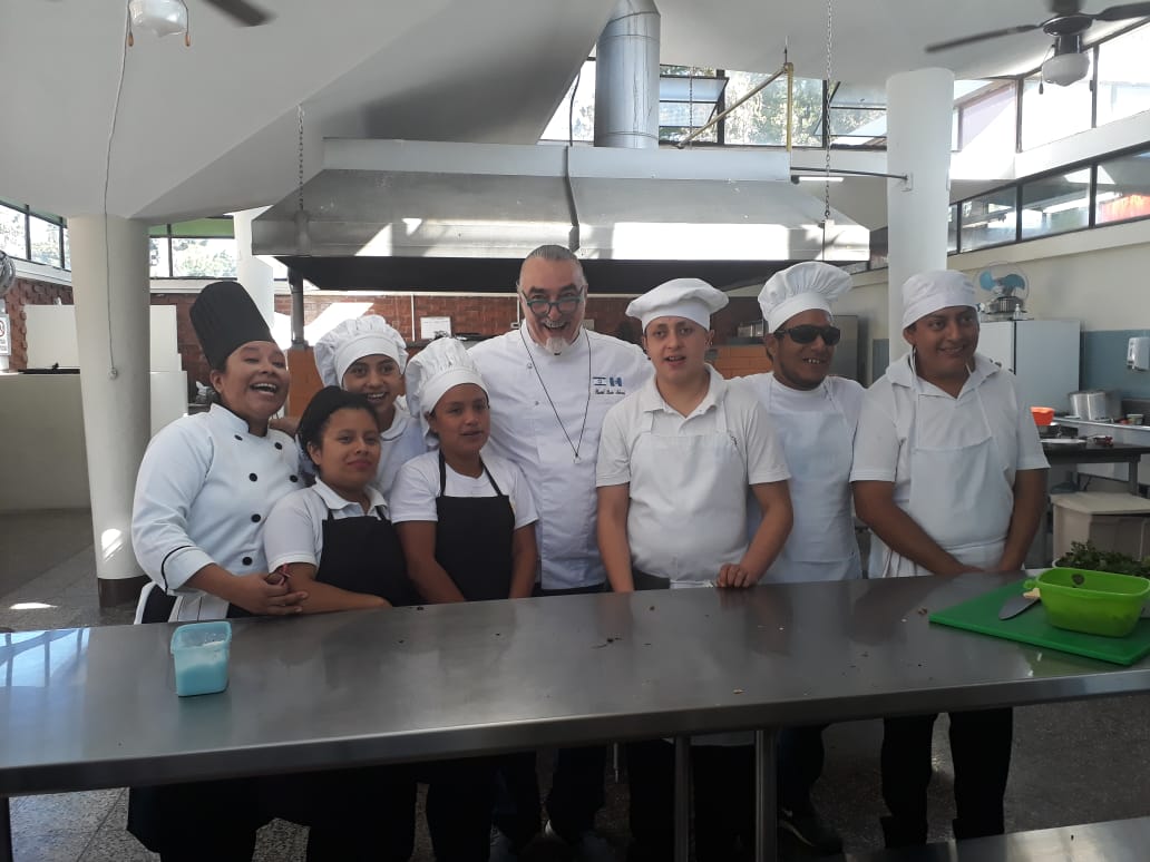 El chef Shaul Ben Aderet con jóvenes de la Academia Técnica Talento Sin Límites Ruth Nicolle de Powell (Foto Prensa Libre: Ingrid Reyes).