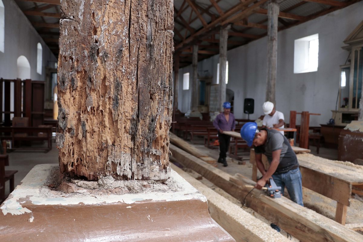 Los pilares que soportan el techo del templo parroquial se encuentran en mal estado. (Foto Prensa Libre: Eduardo Sam)