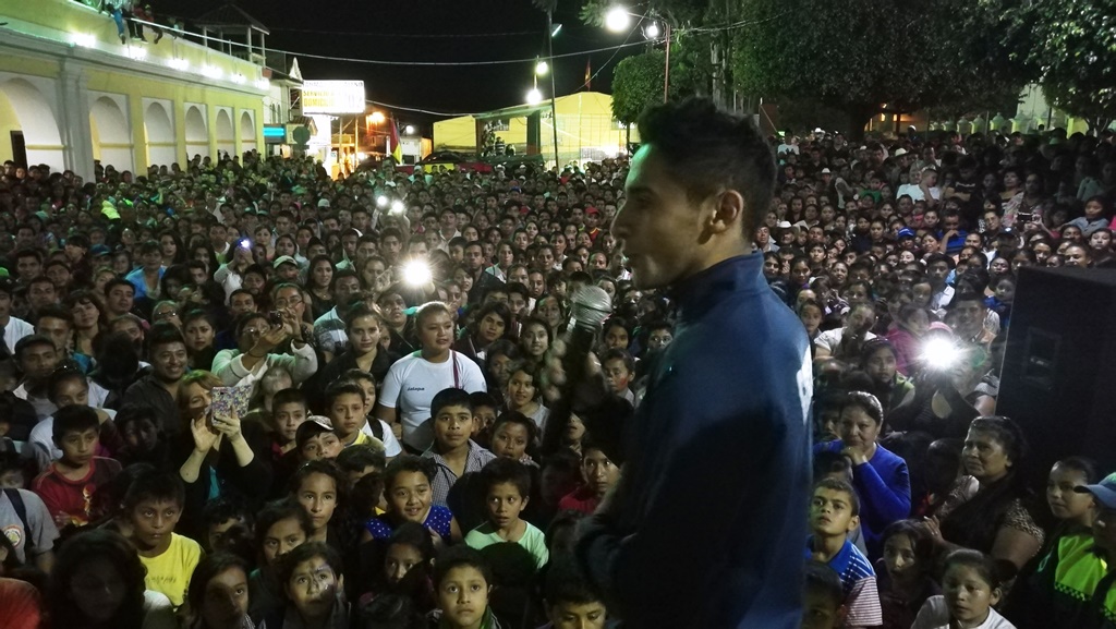 Edgar Pineda agradece a los vecinos por su apoyo, en Mataquescuintla, Jalapa. (Foto Prensa Libre: Oswaldo Cardona).