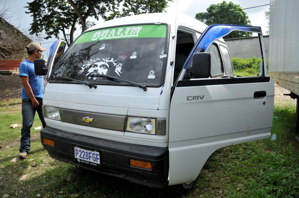 El vehículo en el que se conducía Jorge Armando Ualim Sic presenta varias perforaciones de bala. (Foto Prensa Libre: Rigoberto Escobar)