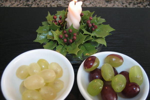 El rito de comer 12 uvas al tiempo de las 12 campanadas.