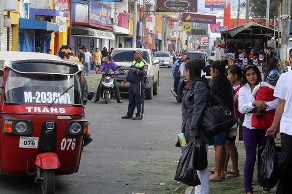 Un agente  de la Policía Municipal de Tránsito, ordena la circulación vehicular en la cabecera de Jalapa. (Foto Prensa Libre: Hugo Oliva)