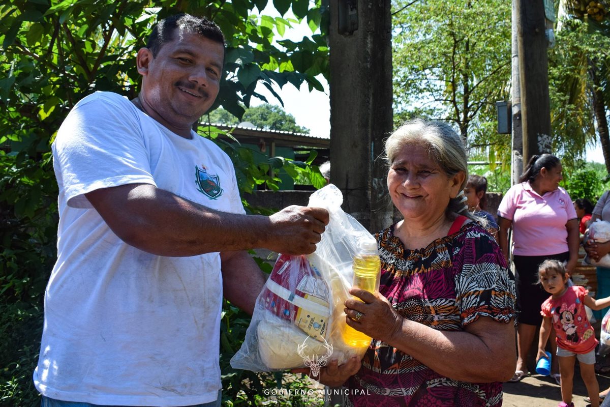 La municipalidad de Masagua, Escuintla, divulga la entrega de víveres en diversas jornadas. El programa de "ayuda social" se implementa previo al periodo de elecciones. (Foto Prensa Libre: cortesía)