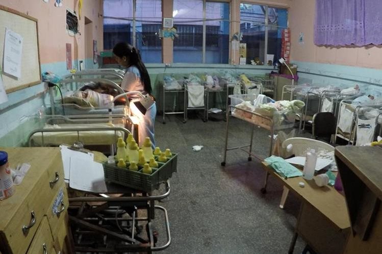 Área de neonatos del Hospital Regional de Cobán, donde se reportó la muerte de seis recién nacidos debido a la falta de insumos. (Foto Prensa Libre: Eduardo Sam)