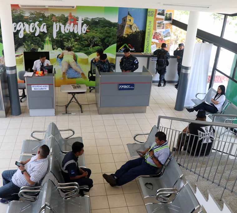 Sala de espera y oficinas de la terminal del aeródromo de Retalhuleu. (Foto Prensa Libre: Rolando Miranda)