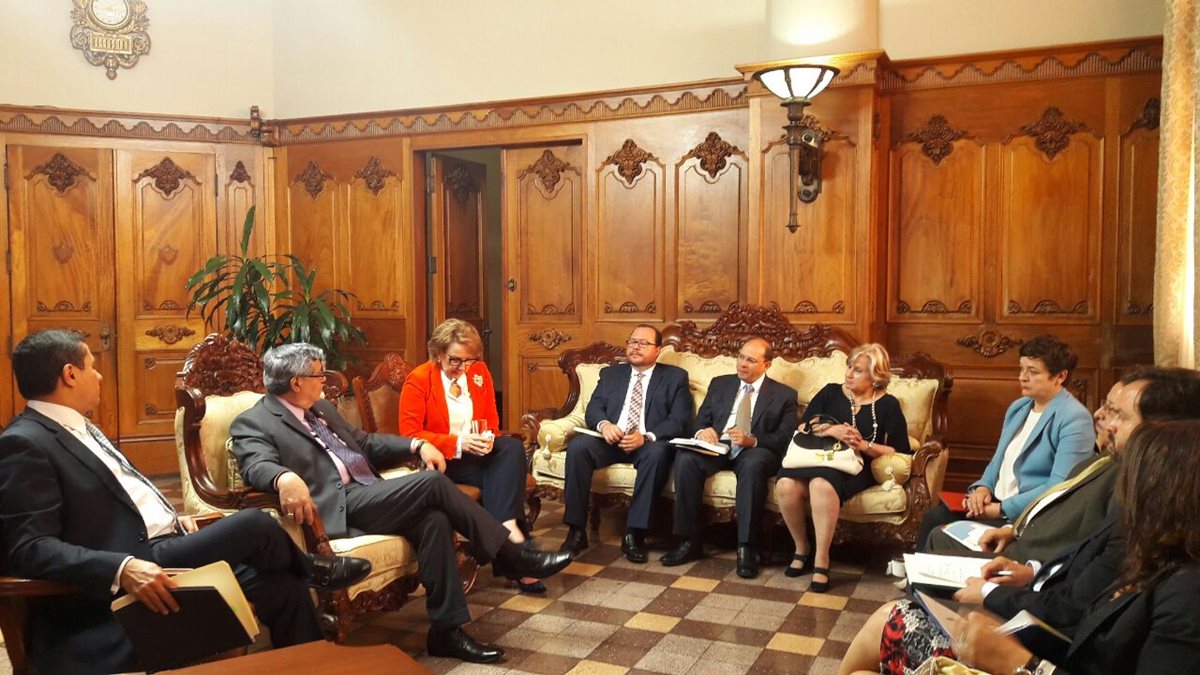 La secretaria general Iberoamericana, Rebeca Grynspan, se reunió con el vicepresidente Jafeth Cabrera y el canciller Carlos Raúl Morales. (Foto Prensa Libre: Vicepresidencia)