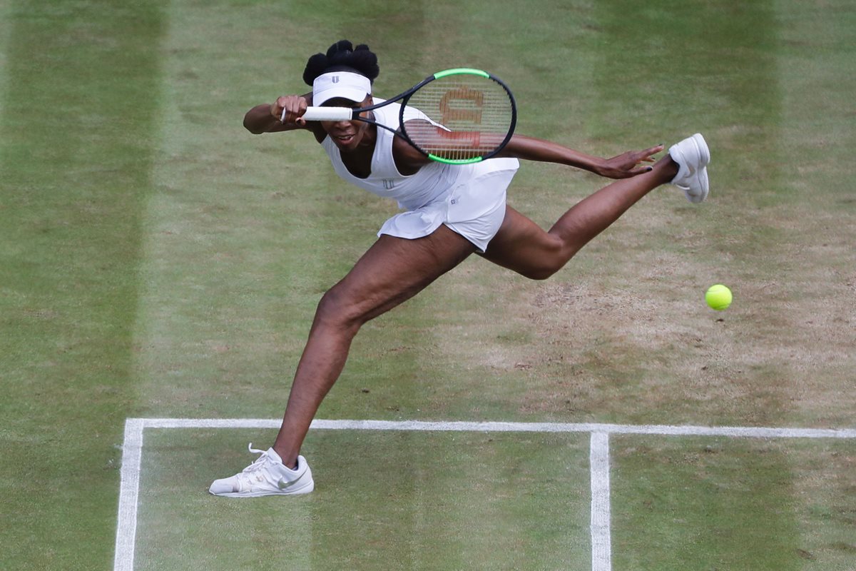 Venus Williams, en acción, durante el partido de este jueves frente a Konta. (Foto Prensa Libre: AFP)
