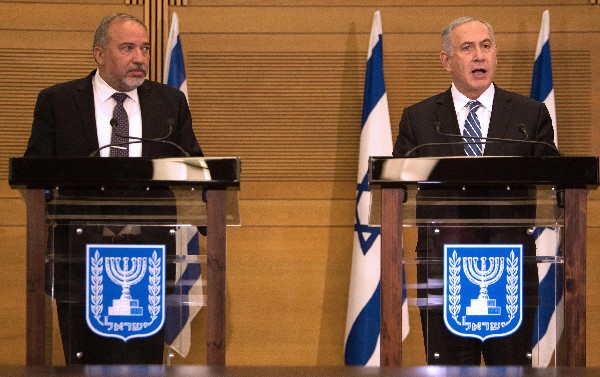 Benjamin Netanyahu (d) junto Avigdor Lieberman, durante una conferencia de prensa.(EFE).