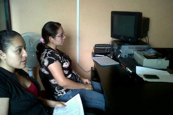 Trabajadoras del Registro de Ciudadanos del TSE en Salamá, no pueden ingresar expedientes por falta de luz. (Foto Prensa Libre: Carlos Grave)<br _mce_bogus="1"/>