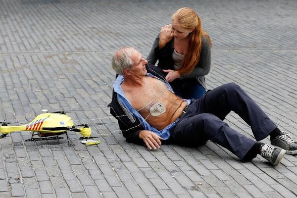 El dron puede  transportar un desfibrilador. (Foto Prensa Libre: AFP)