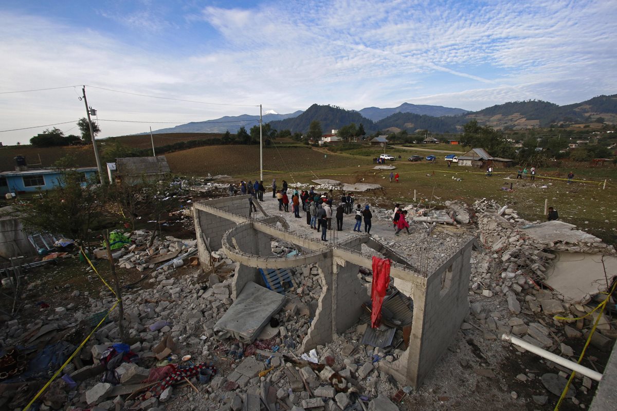 Habitantes acuden al lugar de la explosión de un almacén de pirotecnia en Puebla. (Foto Prensa Libre: EFE)