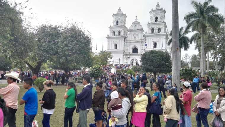 Cientos de fieles peregrinos llegan a la Basílica de Esquipulas para venerar al Cristo Negro. (Foto Prensa Libre: Fernando Magzul)